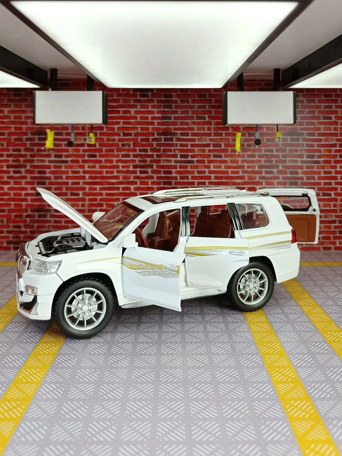 

1:24 модель автомобиля из сплава внедорожника, четыре двери, передний капот и дверь багажника, также можно открыть акустооптические игрушки для мальчика, подарки