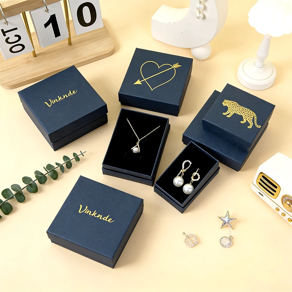 

100 шт./лот, темно-синие текстурированные подарочные коробки для украшений 7x7x3 см, для колец, серег, ожерелий, брошей, упаковка для бутиков и розничной торговли