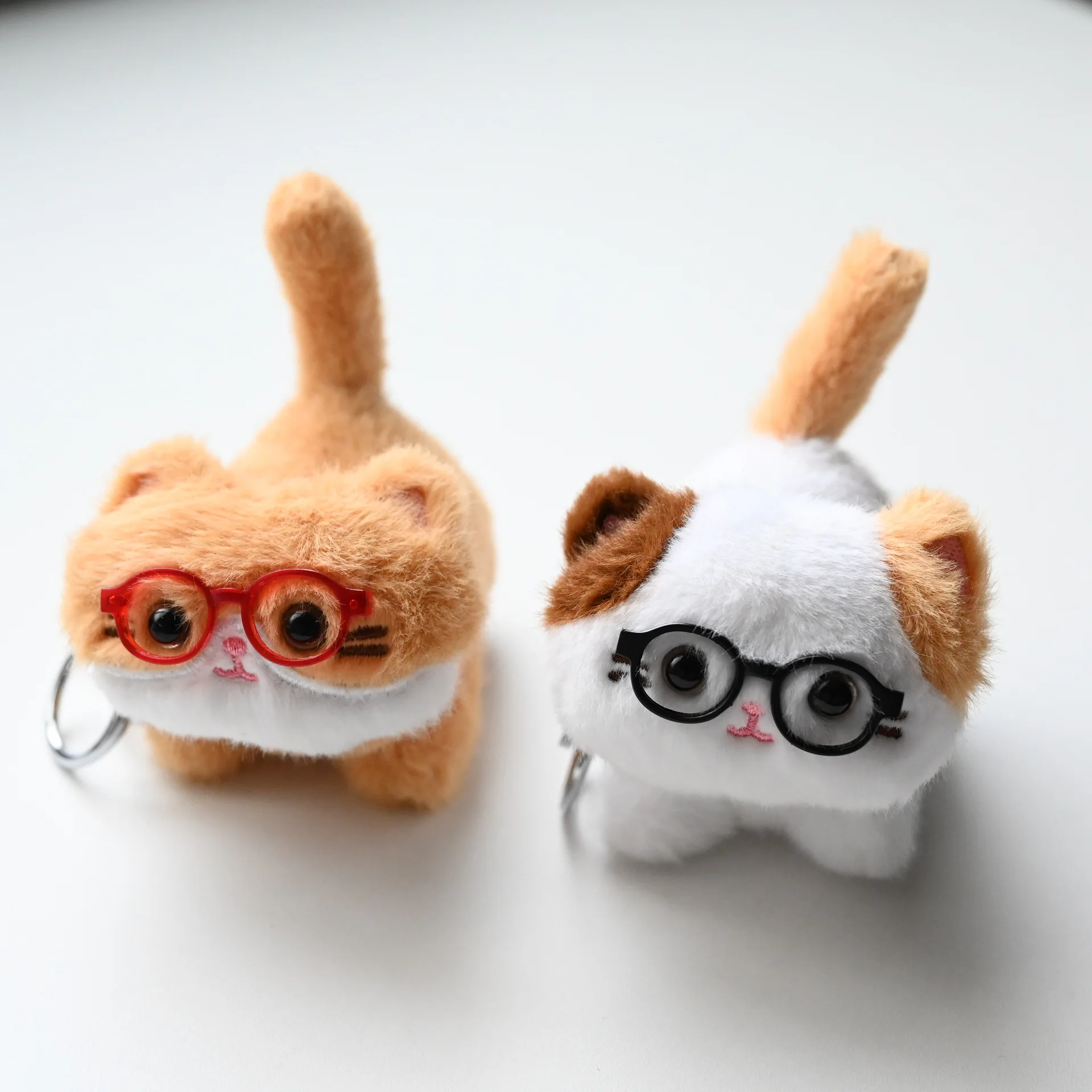 Nowe, urocze pluszowe okulary, zawieszka z kotkiem, breloczek, lalka kot z wysoką stopą estetyczną.