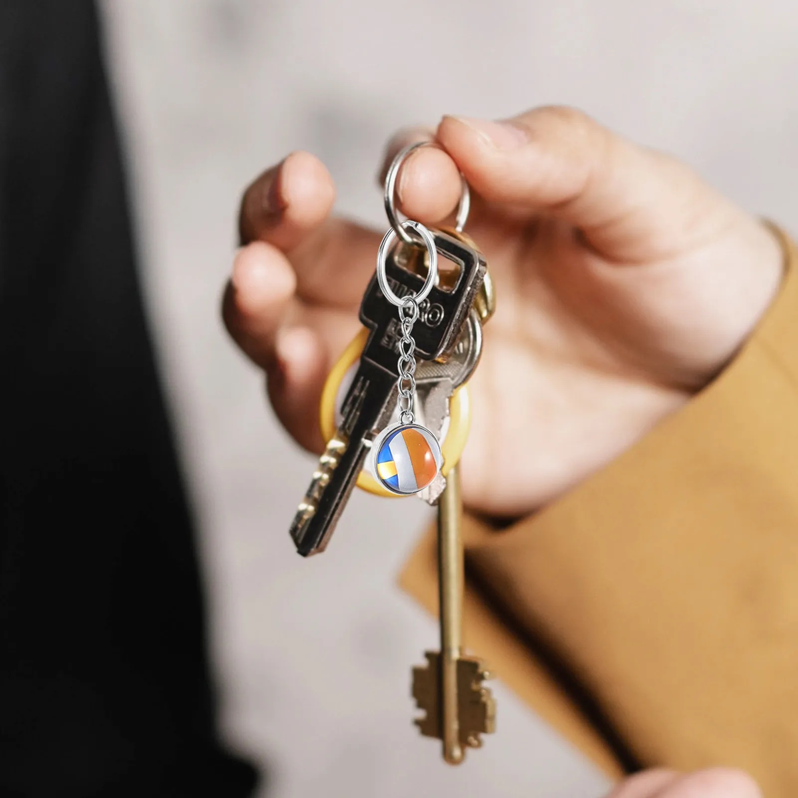 

2 шт. Брелоки для волейбола: Изысканные, из стекла и сплава, стильные подвески для сумок, декоративные, компактные, для рюкзаков, подарочные аксессуары