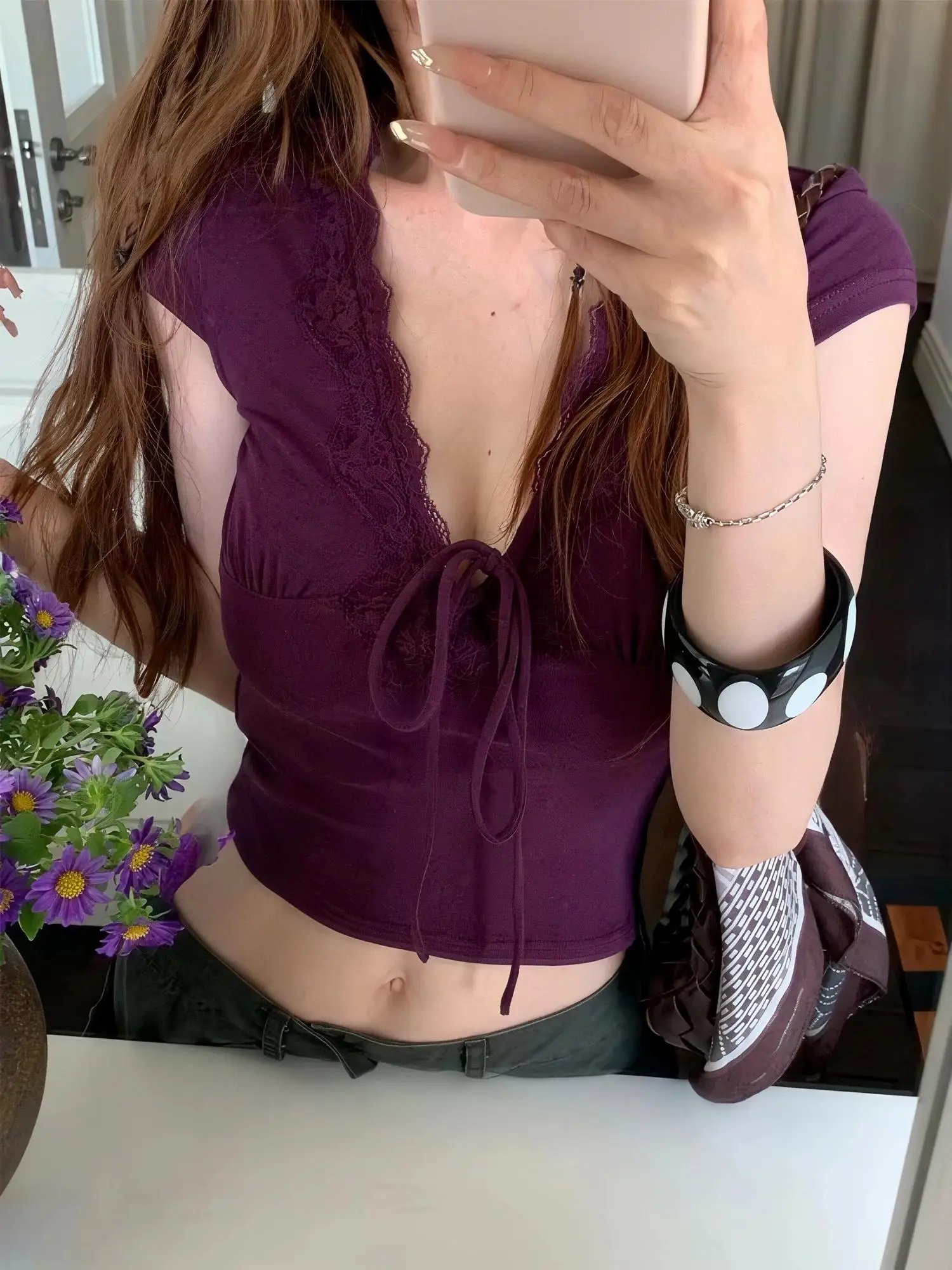 Damen Y2K Weinrotes Crop-Top mit V-Ausschnitt, Spitzenbesatz, Vordere Bindung, Kurzarm, Eng Anliegend, Süßes Coquette Casual T-Shirt – Detail 3