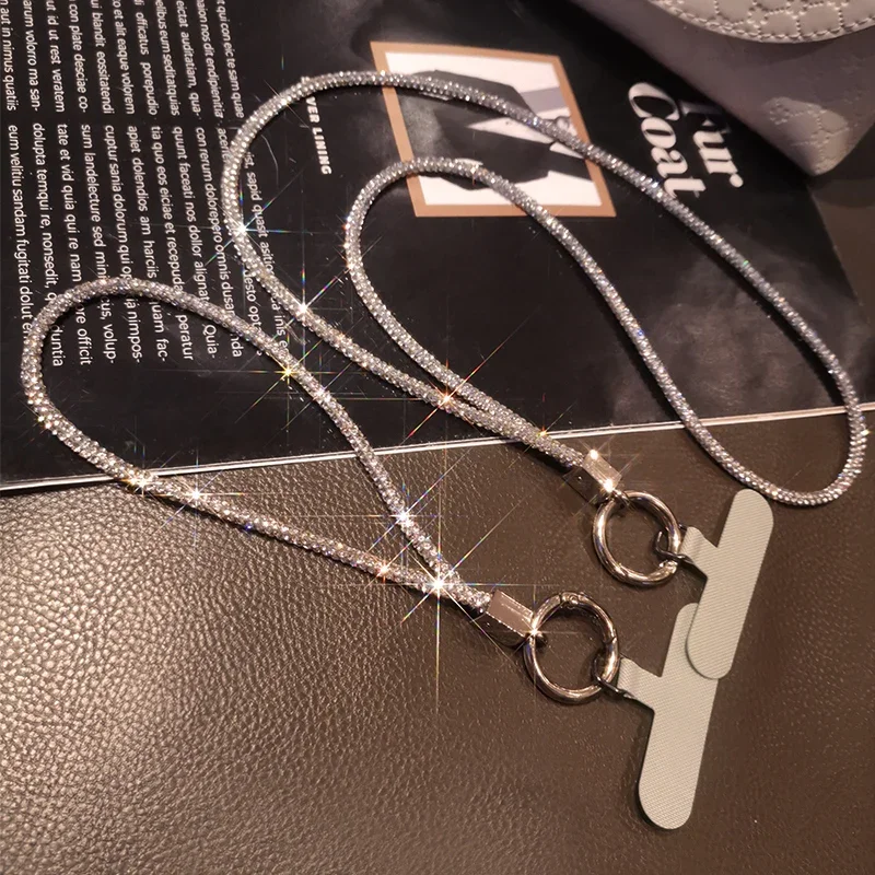 สายรัดข้อมือสั้นสำหรับผู้หญิงประดับพลอยเทียมสไตล์สายโทรศัพท์ถือได้มีจี้เพชรเต็มจี้สไตล์คลิปจี้สายสะพายยาวสายคล้องคอป้องกันการสูญเสีย