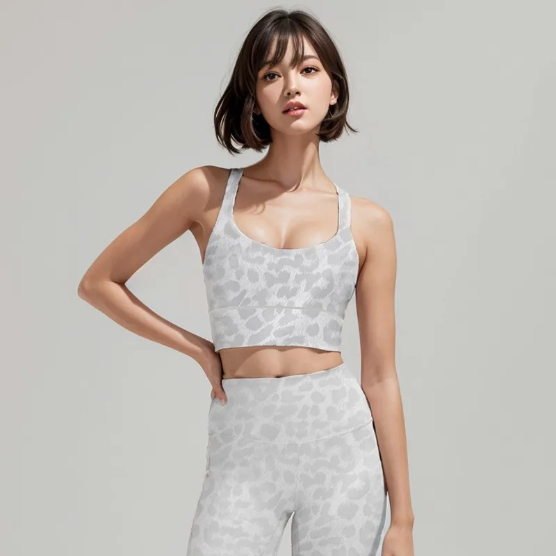 

Европейский и американский спортивный комплект из нейлона с леопардовым принтом: топ-бра с высокой эластичностью и красивой спинкой, облегающие длинные брюки и майка.