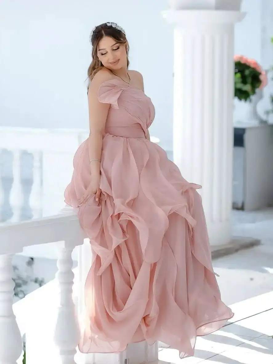 فساتين وصيفة العروس من الشيفون مكشكشة متدرجة من Ofherown على شكل حرف a ورقبة صدفية فساتين زفاف مسائية للحفلات الراقصة مقاس كبير