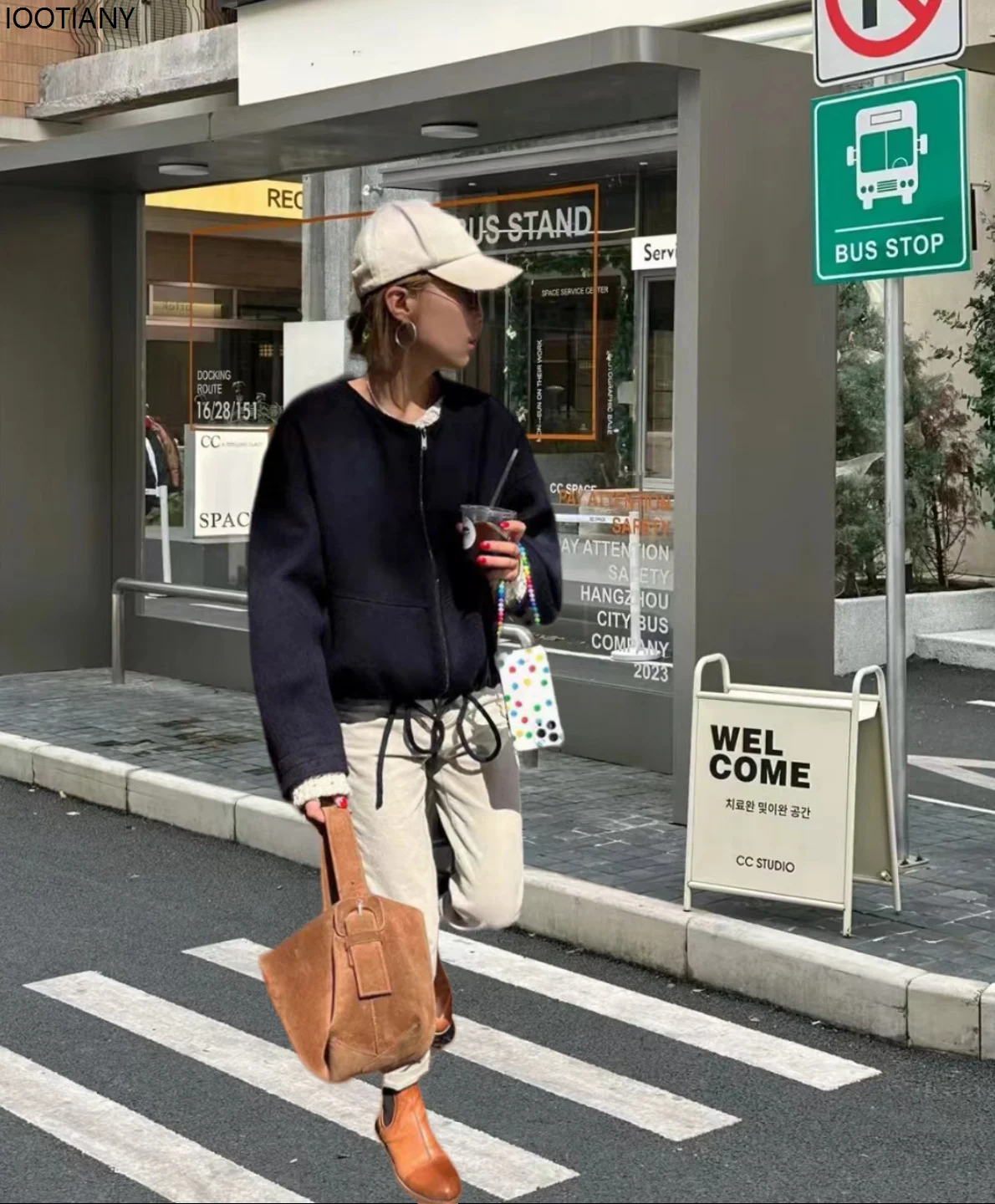 เสื้อแจ็คเก็ตผู้หญิงแบบมีฮู้ด สีเขียว สไตล์ลำลอง ซิปหน้า แขนยาว ทรงครอป ผ้าขนสัตว์สองด้าน ให้ความอบอุ่น เหมาะสำหรับใส่เที่ยวเล่น สตรีทแวร์ รุ่นปี 2026