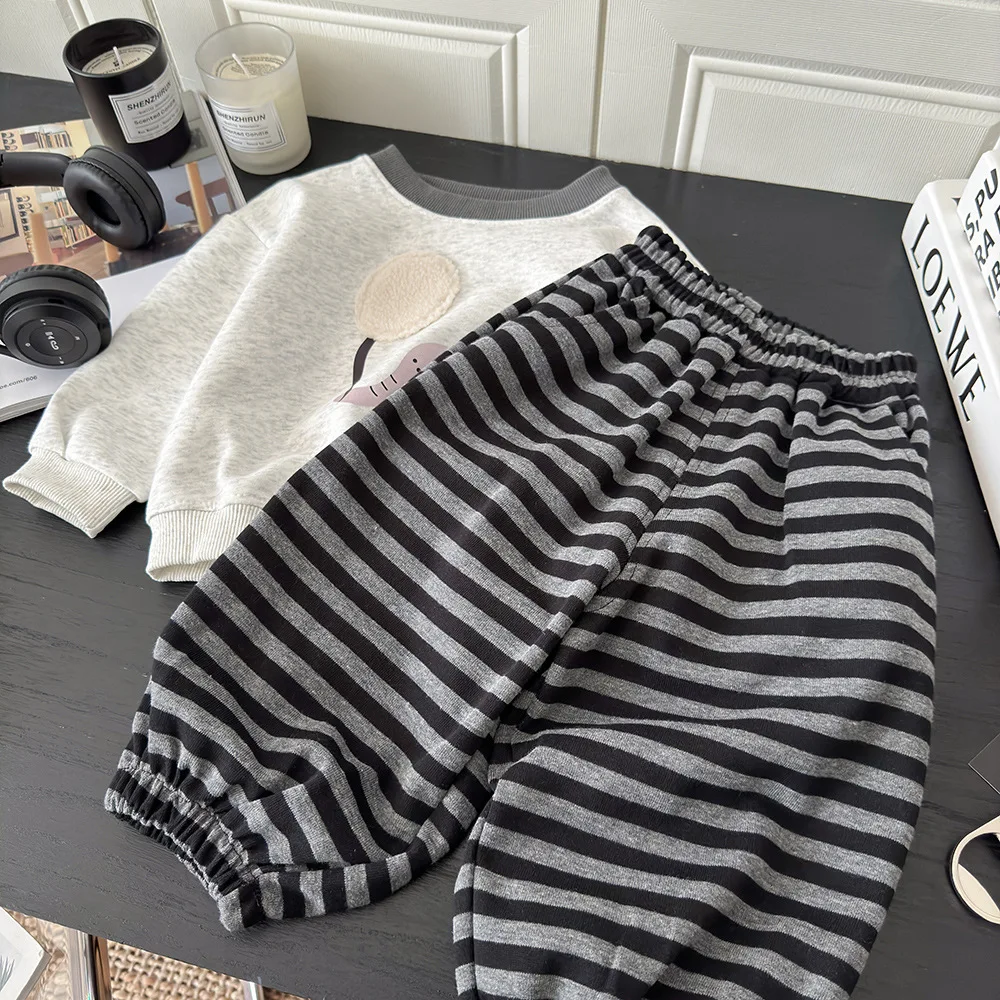 2026 Neue Herbst-Kinderkleidung für Jungen und Mädchen, süße 3D-Tier-Patch-Sweatshirts + gestreifte Hosen, 2-teiliger Kinder-Trainingsanzug – Detail 4