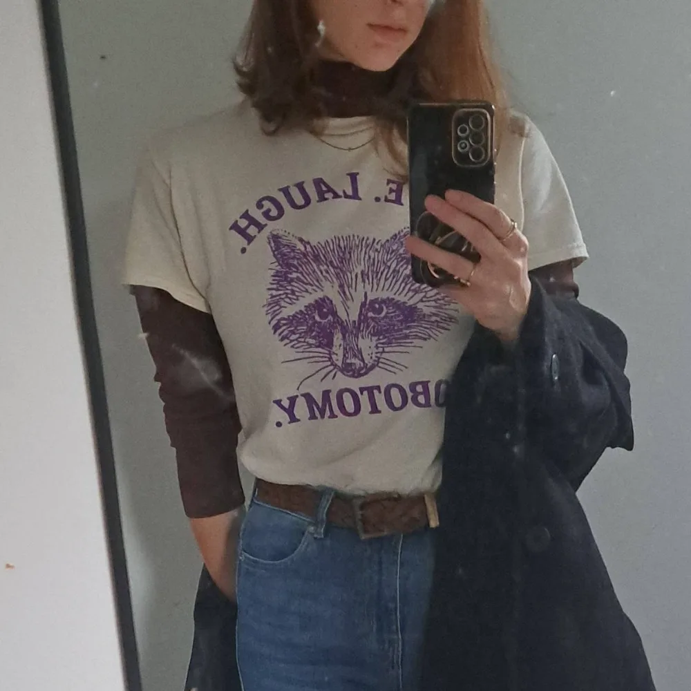 

Футболка Live Laugh Lobotomy Meme Футболка с изображением енота Винтажная одежда для рисования Странная одежда Унисекс Уличная одежда с круглым вырезом