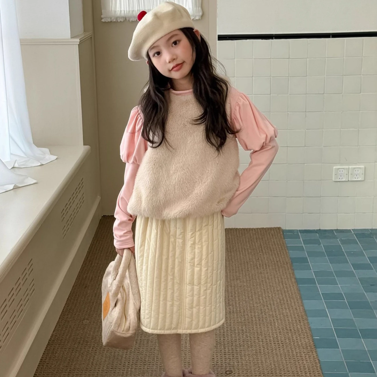 

Костюм для девочек, осень-зима 2022, новая детская одежда, плюшевый жилет для девочек, нижняя рубашка, хлопковая полуюбка, три комплекта