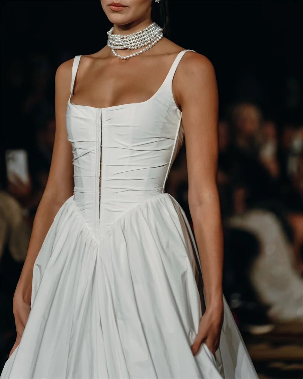 ชุดแต่งงานแบบสายเดี่ยวสีขาวสั่งตัดจากโตเกียว แขนกุด ซิปหลัง ทรงเอไลน์ พร้อมชายกระโปรงยาวแบบคอร์ทเทรน ปี 2025