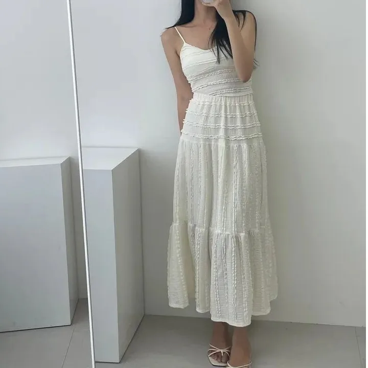 Modny letni zestaw damski: top na ramiączkach i spódnica z wysokim stanem, uniwersalny strój z dekoltem w serek.