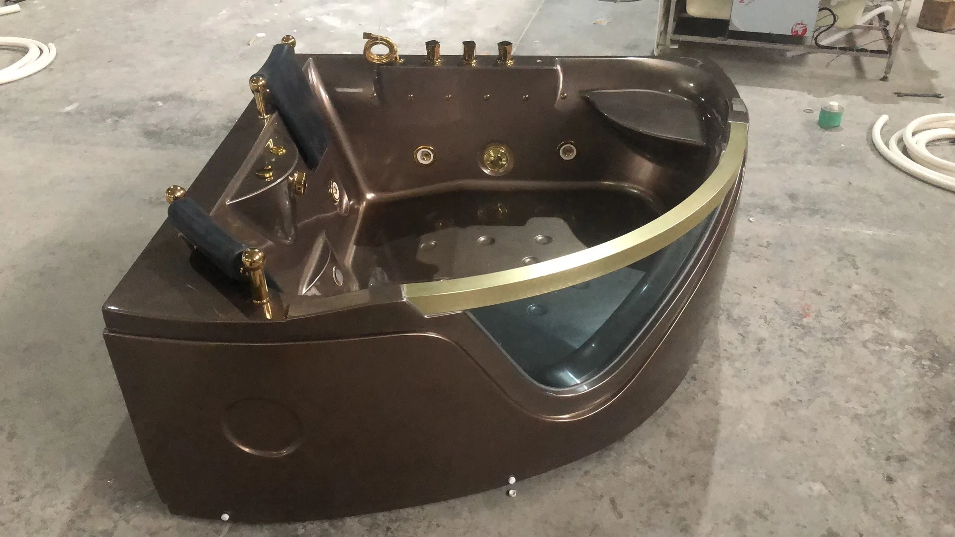 Crystal Brown Acrylic Bathtub 1.5m Triangle Surfing massage