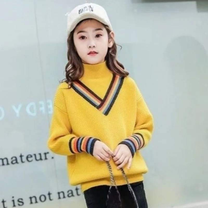 جديد 2025 سترة متماسكة سميكة مبطنة بالصوف للفتيات الصغيرات ملابس شتوية برقبة دائرية ، ملابس أنيقة للخريف والشتاء للأطفال