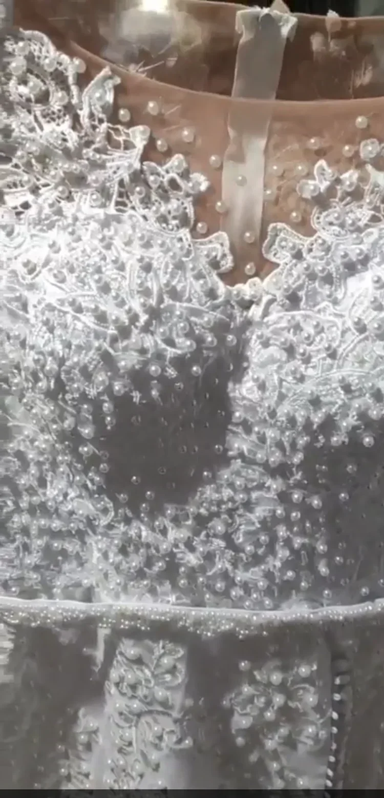 カスタマイズされたキャップスリーブ、光沢のあるパールのアップリケが施されたウェディングドレス、取り外し可能なトレーン付き、アフリカのプラスサイズ、カントリースタイルのブライダルガウン