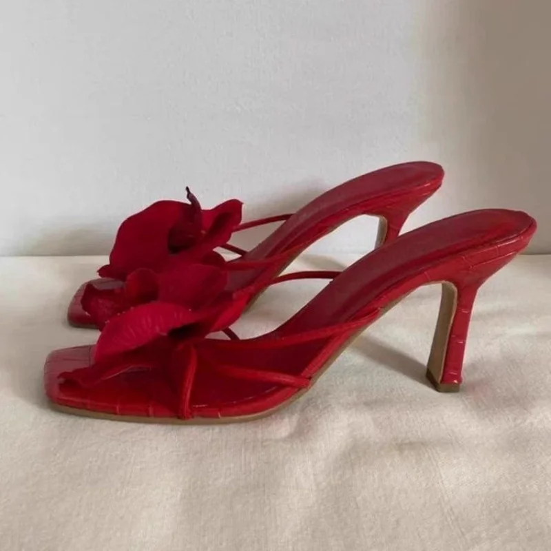 شباشب نسائية كاجوال عصرية أحذية عالية الجودة للنساء صنادل نسائية ضحلة تصميم زهور أنيقة شباشب نسائية