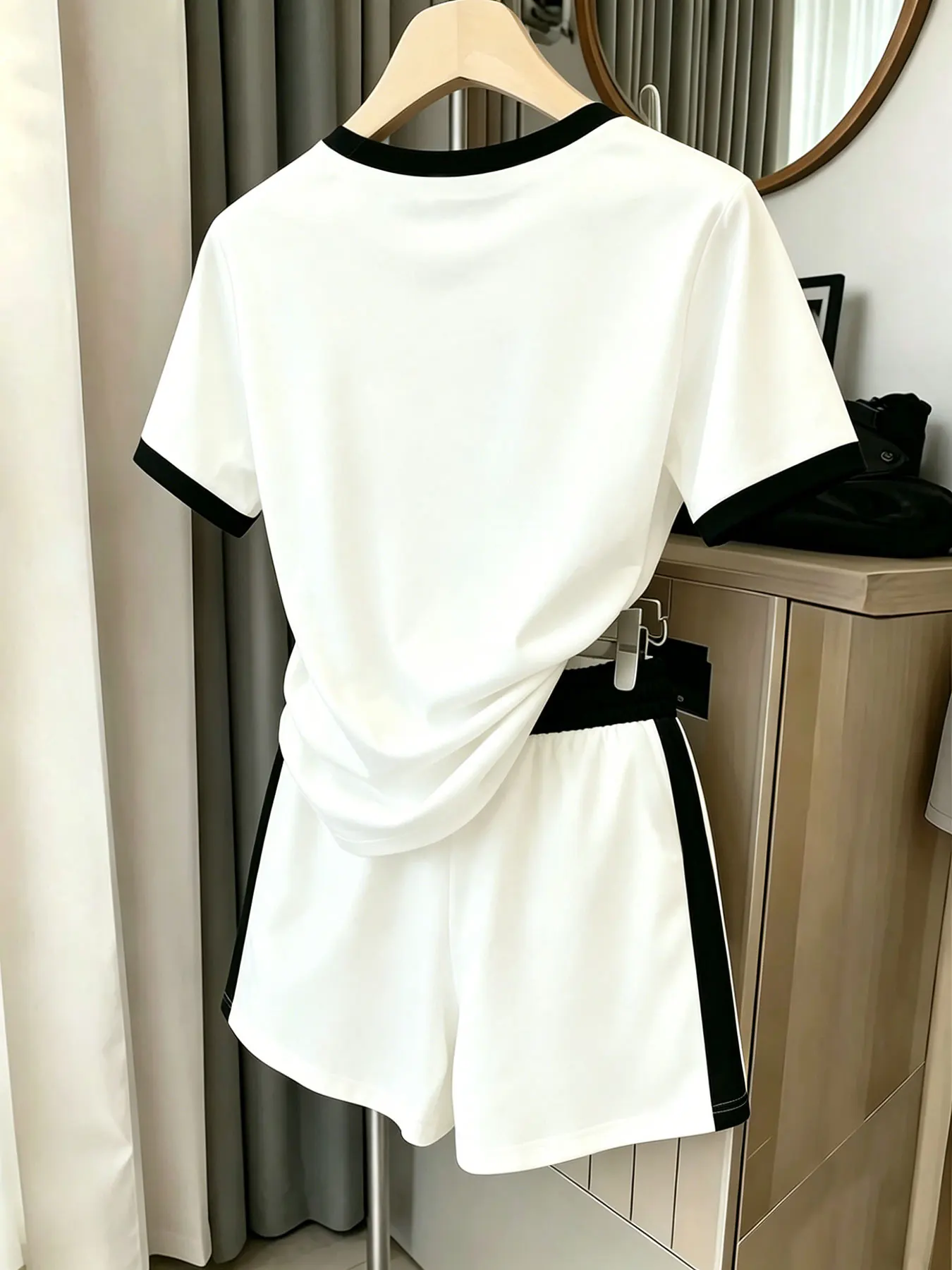 American Street Style Set, Two-Piece Set with Gothic City Letter Print and Contrasting Edges, Short-Sleeved Top and Shorts, Loose Drawstring Breathable Casual Set, Versatile American Street Style Home Set, Daily Outing Outfit, Women's Clothing