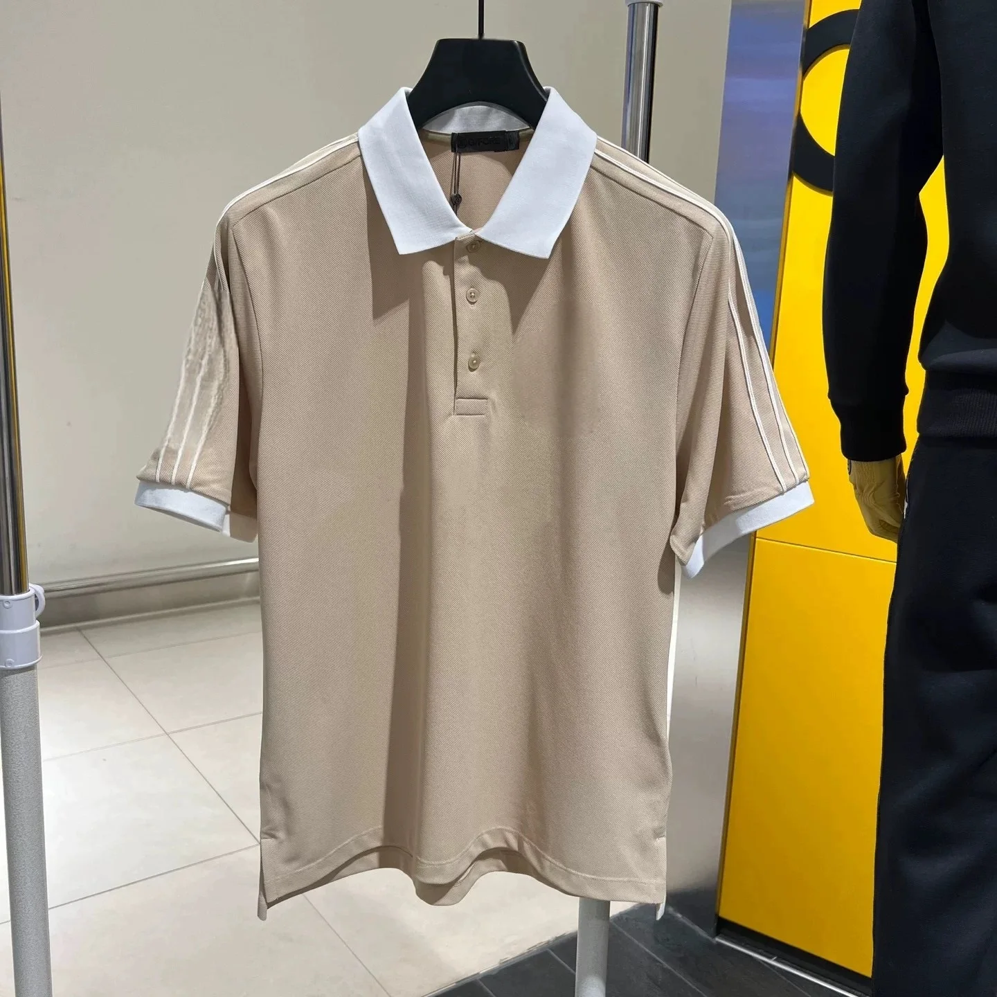 

Color Blocked Lapel Man Golf Clothing With Short Sleeves, Cool And Comfortable Sports Golf Shirt