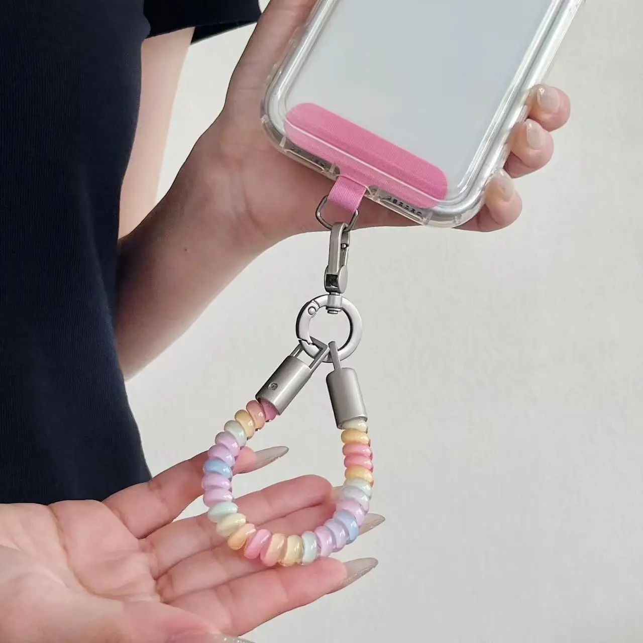Tragbarer TPU-Handy-Handgelenkriemen, Spiralförmiges Telefonkabel, Abnehmbarer Metallverschluss, Handyhüllen-Charm-Riemen, Anti-Verlust-Handy-Handgelenkskette – Detail 3