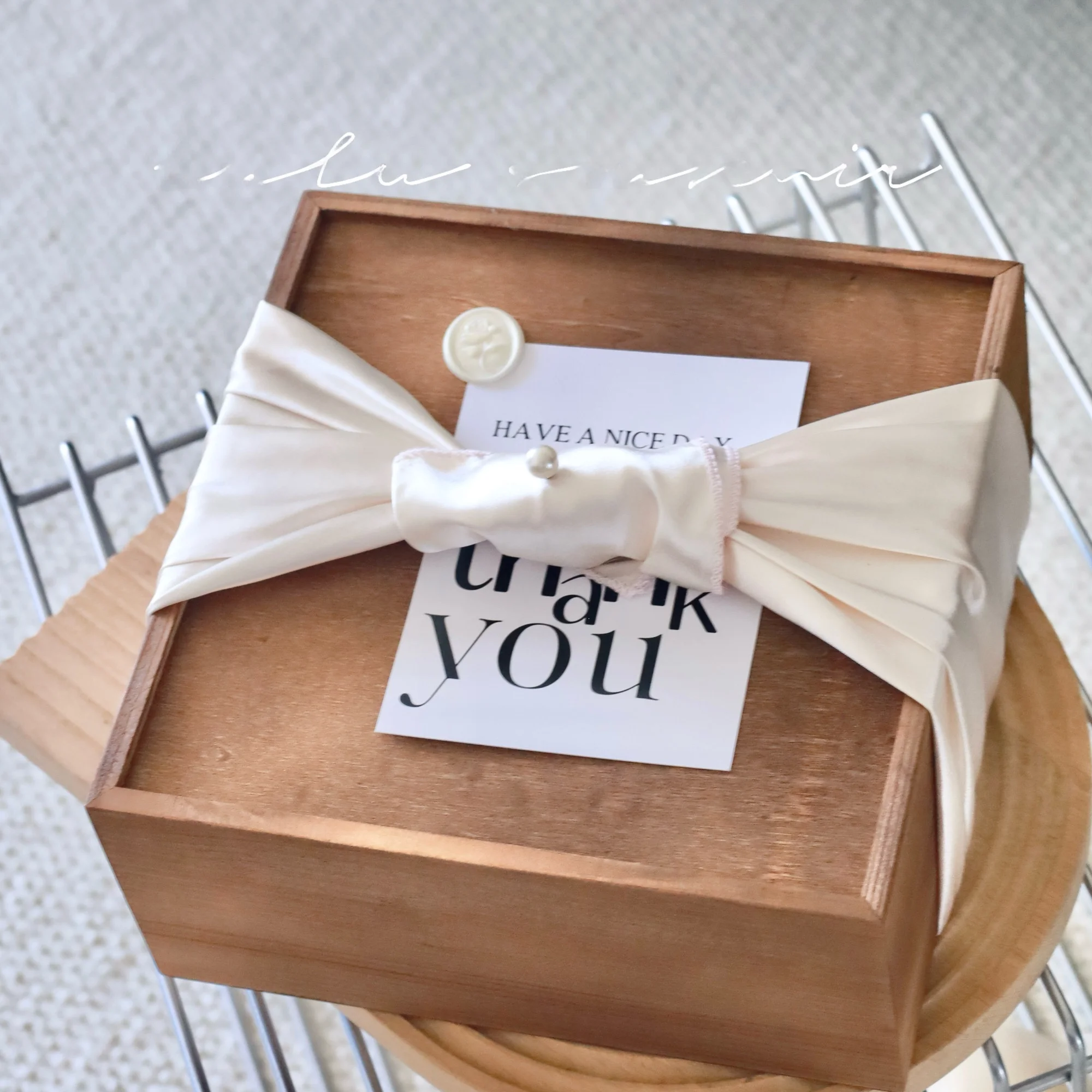 scatola-regalo-in-legno-dal-design-semplice-in-stile-coreano-con-decorazioni-in-seta-a-forma-di-nodo-ideale-come-confezione-per-bomboniere-da-matrimonio-e-per-le-damigelle