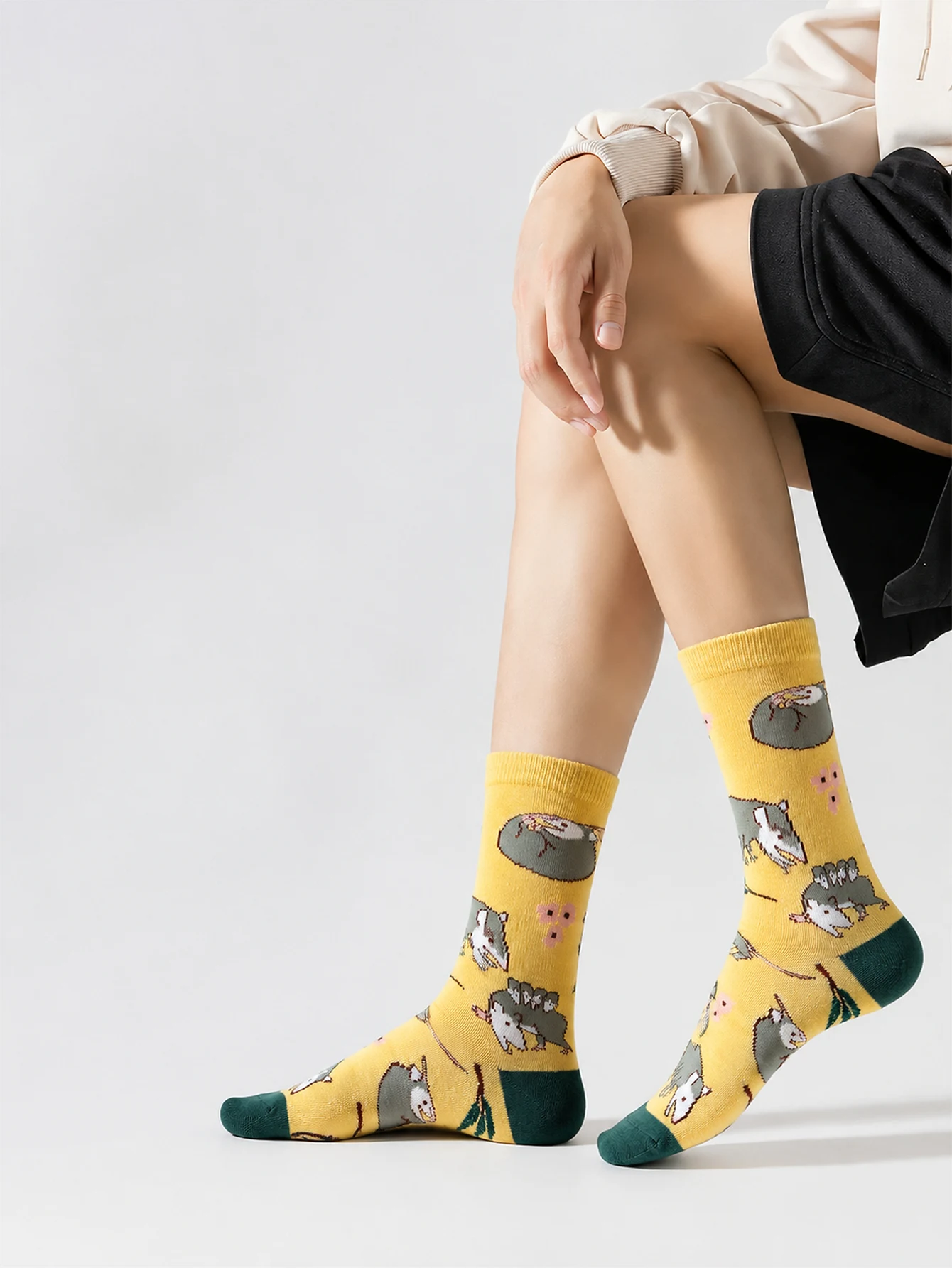 1 Pairs Cute Animal Print Cotton Men Socks Warm Yellow Cartoon Casual Cotton Unisex Mid‑Calf Socks Funny Novelity Socks