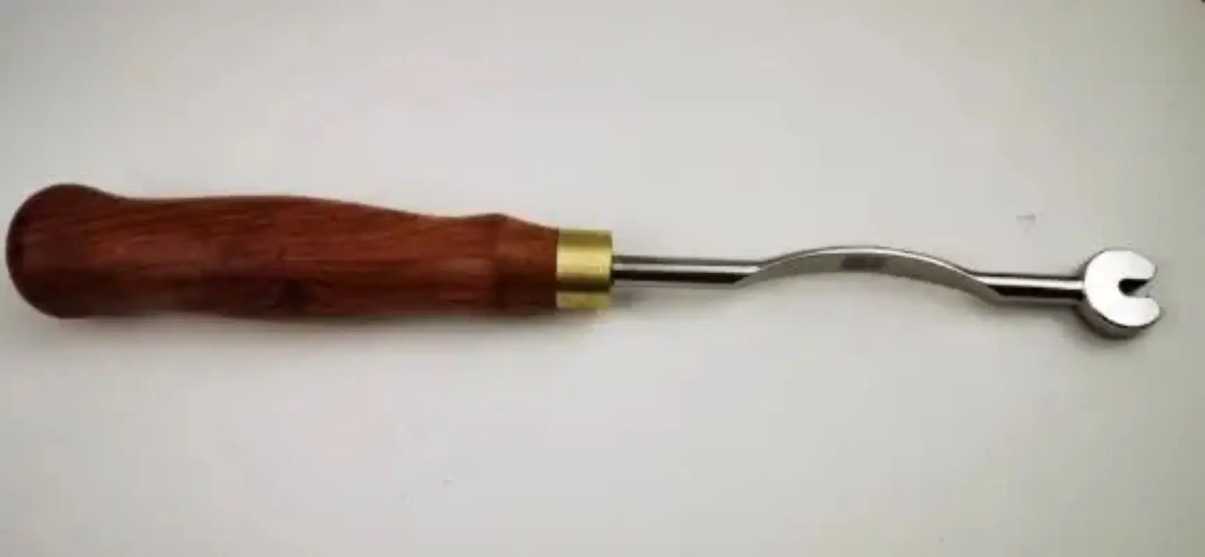 The piano tool keyboard pin wrench can be equipped with a mahogany handle