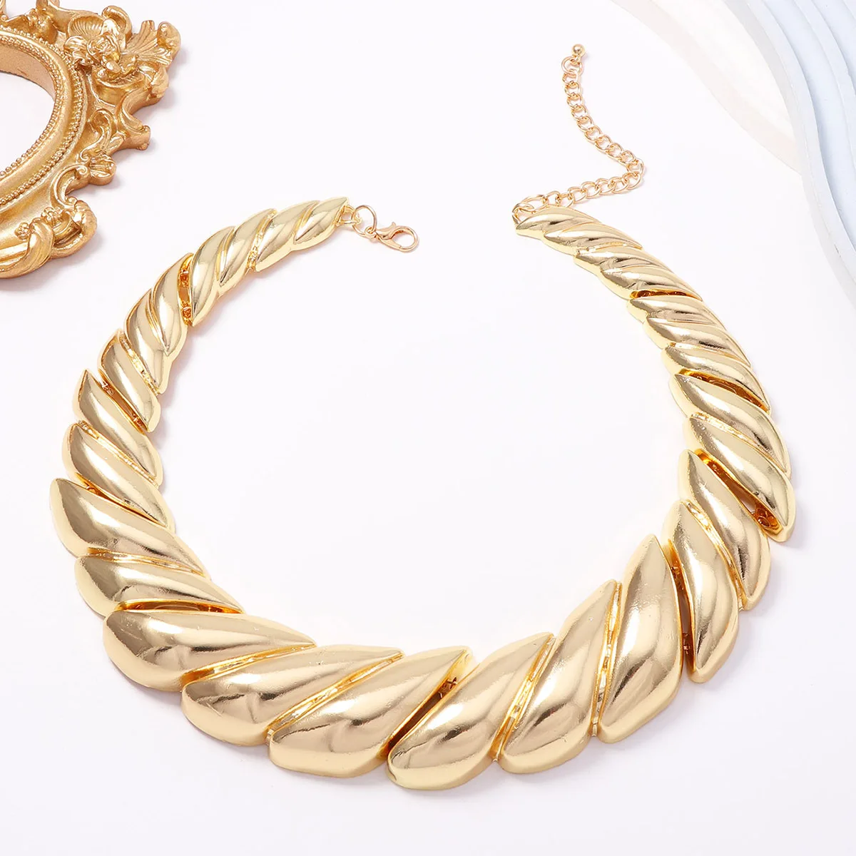 Vintage Metall Gedrehte Massive Choker-Halskette für Frauen, Statement-Schmuck, Geschenke für Feiertage und Partys – Detail 4