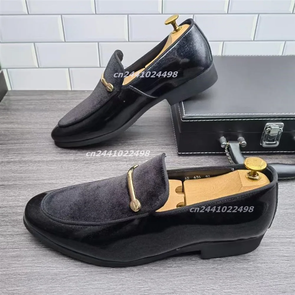 Gold Metal Bar Decor Velvet Patent Leather Patchwork Men Loafers Pointed Toe Low Block Heel Dress Elegant Shoe for Party Wedding