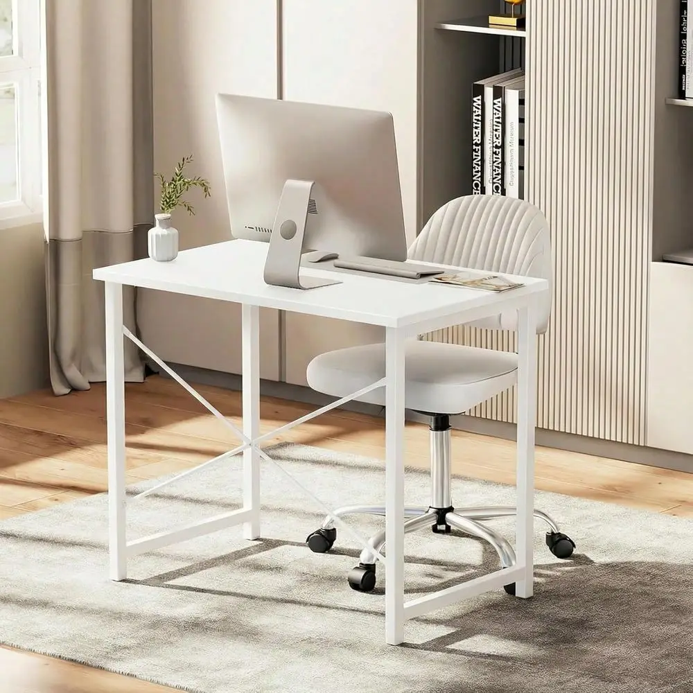 Ist ein kleiner Heimcomputertisch, 31 Zoll groß, in Weiß, geeignet für kleine Räume. Es verfügt über ein X-förmiges, verstärktes Design und ist robust.