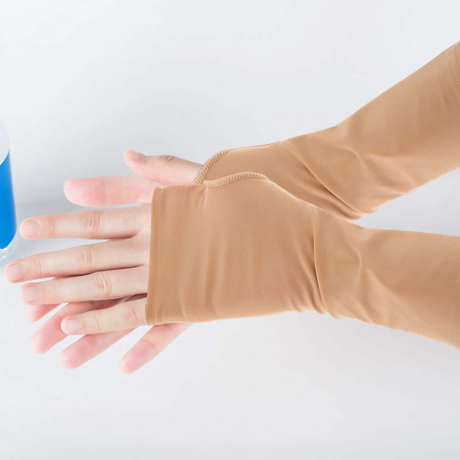 زوج واحد من أكمام الذراع الطويلة للنساء من قماش التبريد المسامي للحماية من الأشعة فوق البنفسجية للرياضات الخارجية والقيادة والمشي لمسافات طويلة بشكل مريح