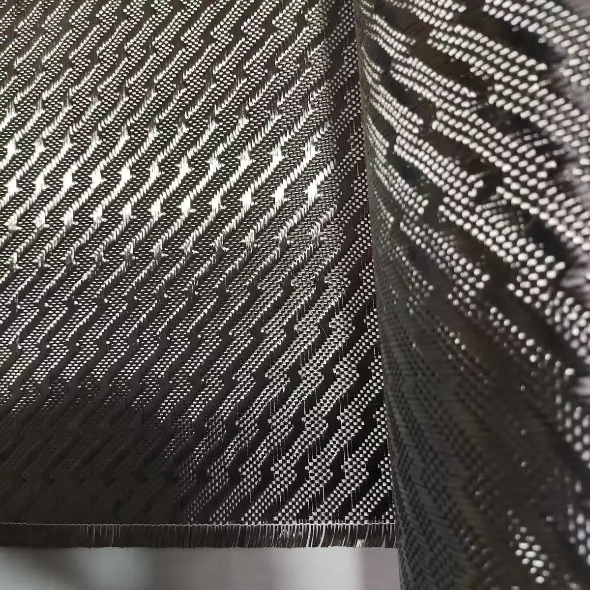 

3k240g Genuine carbon fiber lightning wavy pattern carbon fabric for automotive modifications, interior, exterior, and mirrors.