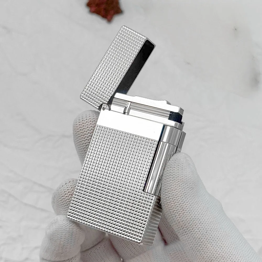 

Эта высококачественная зажигалка на заказ отличается громким и чётким звуком и в комплекте с ней набор специальных аксессуаров.