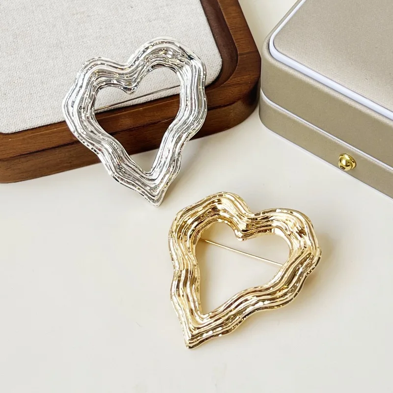 

Heart shaped brooch with metallic texture, irregular folds, three-dimensional pattern, chest flower, new wholesale
