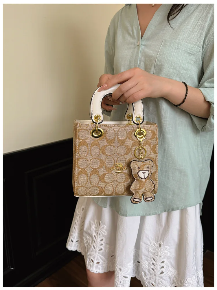 Luxuriöse Damenhandtasche im Vintage-Stil mit klassischem Monogramm, modische Designer-Tragetasche mit Bären-Anhänger für den Alltag und Verabredungen – Detail 15
