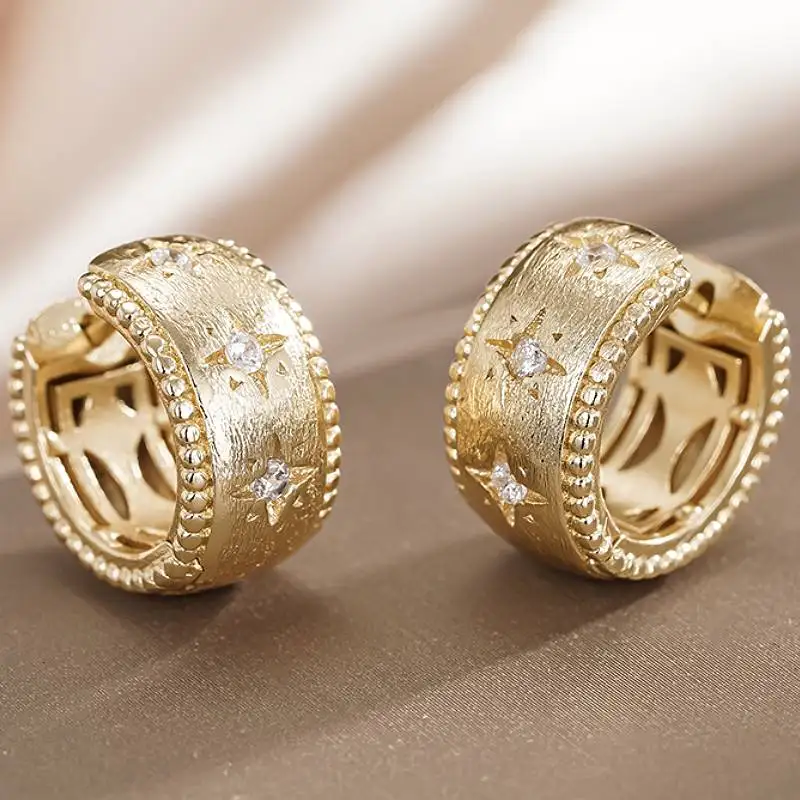 Pendientes de Aro Circulares de Color Dorado de Lujo Huitan para Mujer, Diseño Grabado de Estrella con Incrustaciones de Circonitas Brillantes, Accesorios Elegantes para Boda