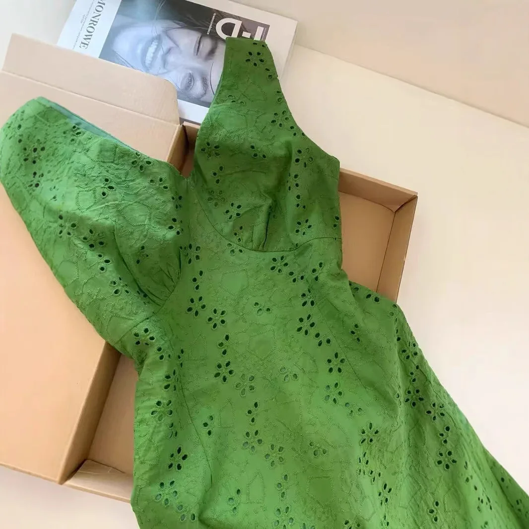 Gonna a trapezio cava verde di fascia alta in stile francese con scollo a V senza maniche Abito corto con gilet Abito elegante con temperamento 2025 Estate Nuovo