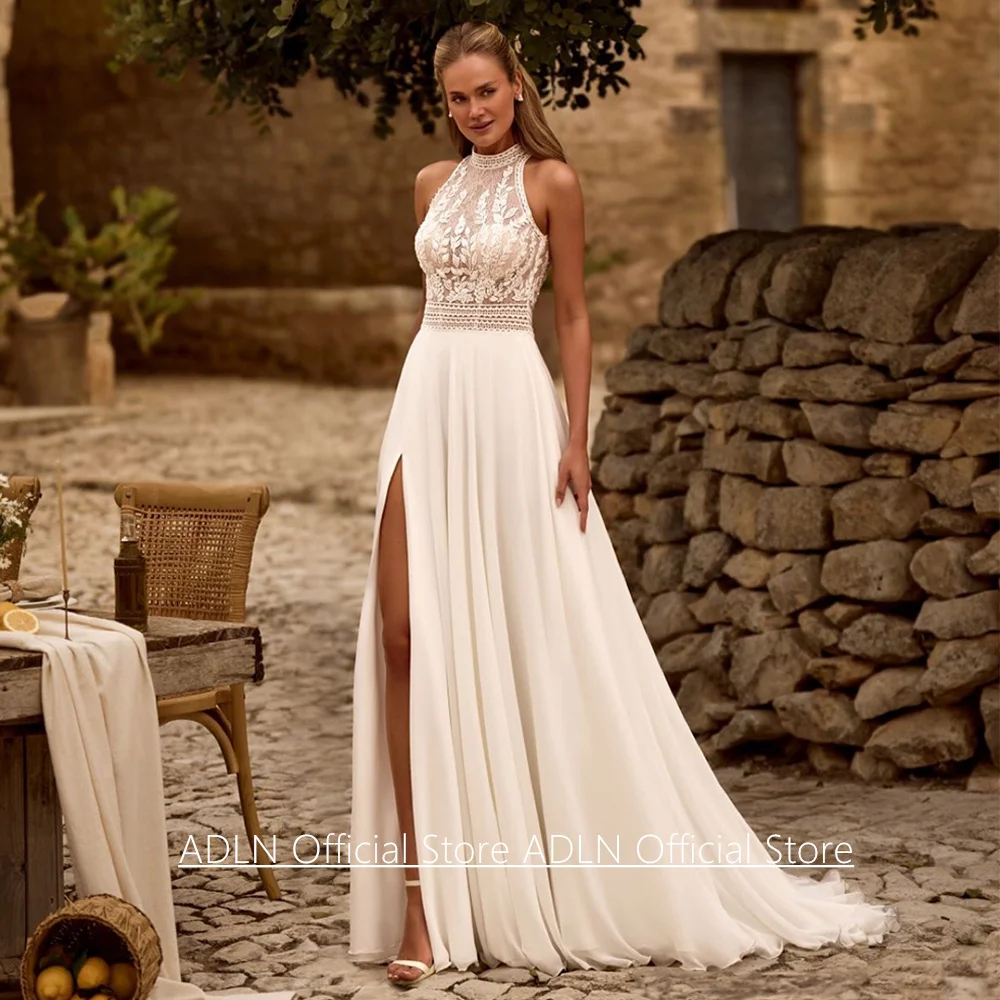 Elfenbeinfarbenes Boho-Brautkleid, Maßgeschneidertes Neckholder-Kleid, Ärmellos, Rückenfrei, Spitzenapplikationen, Chiffon-Brautkleid mit Schlitz