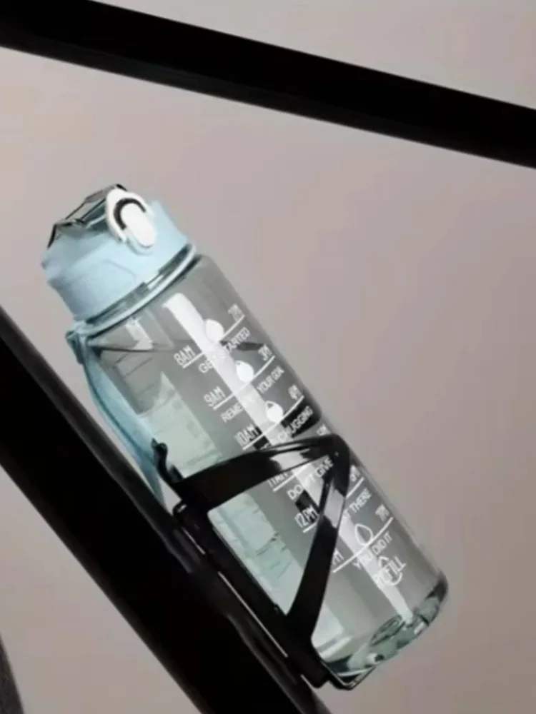 Sport-Wasserflasche mit Zeitmarkierungs-Strohhalm, auslaufsicherem Verschlussdeckel für einfaches Tragen, ideal für Outdoor-Abenteuer mit Zeitmarkierung. – Detail 3