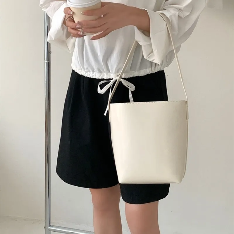 2024 Summer New Fashion Luxury PU Leather Handbag Women Korean Retro Water Bucket Bag Wysokiej jakości proste czarne torby na ramię