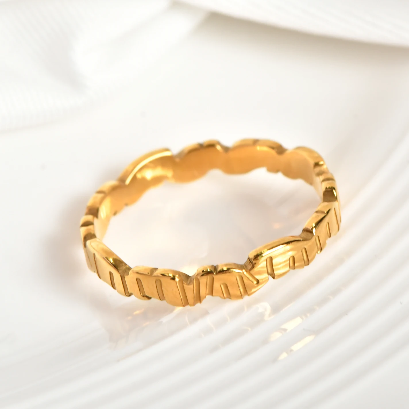 خاتم على شكل قلب مرصع بالألماس من التيتانيوم الصلب المطلي بالذهب عيار 18 قيراط، تصميم فريد أنيق وبسيط مناسب للنساء #2