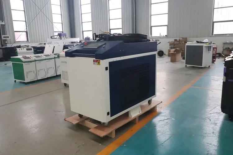 Zdjęcie 4: Maszyna do czyszczenia laserowego o mocy 6000W do usuwania rdzy, farby i oleju, laserowa maszyna do usuwania farby z metalu, laserowa maszyna do czyszczenia.
