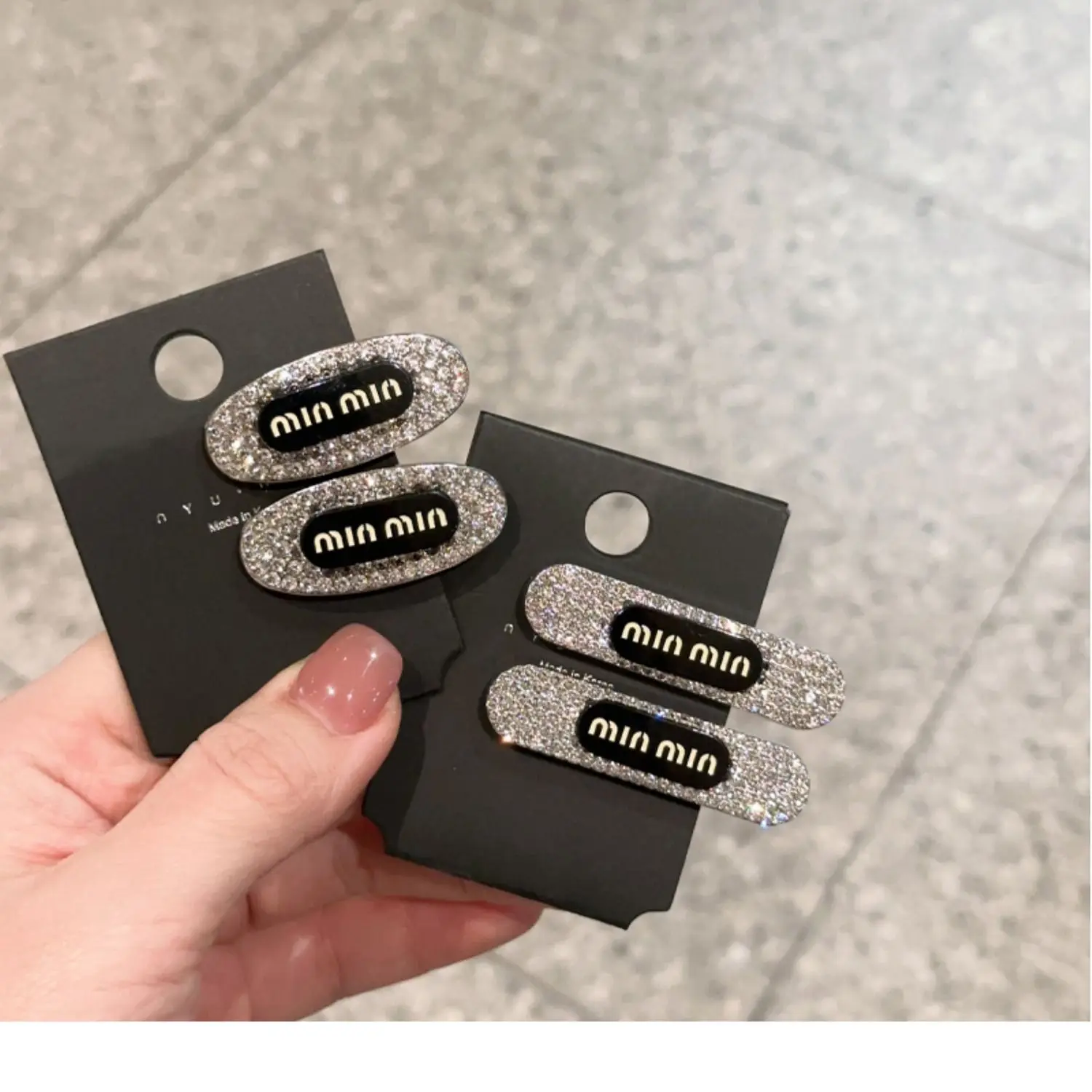 

2026Style Glittering Letters Duckbill Clipper Ladies Elegant Loose Hair Clip Fashion Side Clip Frizz Control Clip Hair Accessori