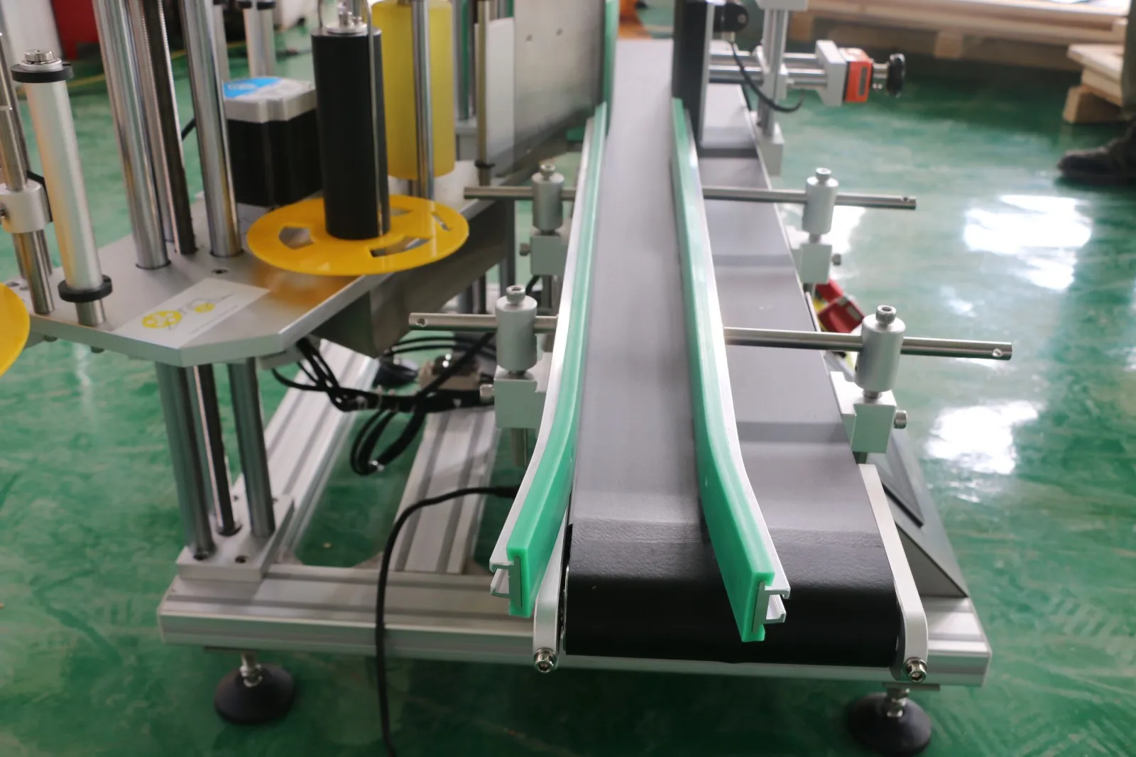 SKILT Electric Automatic Wrap Desktop Cans Bottle Jar Labeling Machine Thermal Transfer Printer Energy Saving High-Accuracy