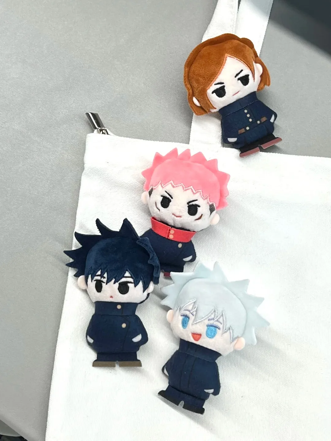 พวงกุญแจตุ๊กตาผ้าเนื้อนุ่มธีมจูจุสึไคเซ็น กล่องสุ่ม ฟิกเกอร์ขยับได้ ของเล่นอนิเมะ ของสะสม เข็มกลัดติดเสื้อ