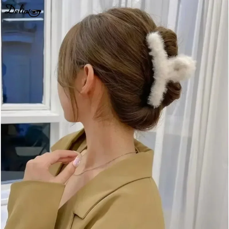 Spring Winter Faux Fur Hair Claw Elegant Acrylic Hairpins Plush Hair Clip Barrette Crab Headwear for Women Girl Hair Accessories