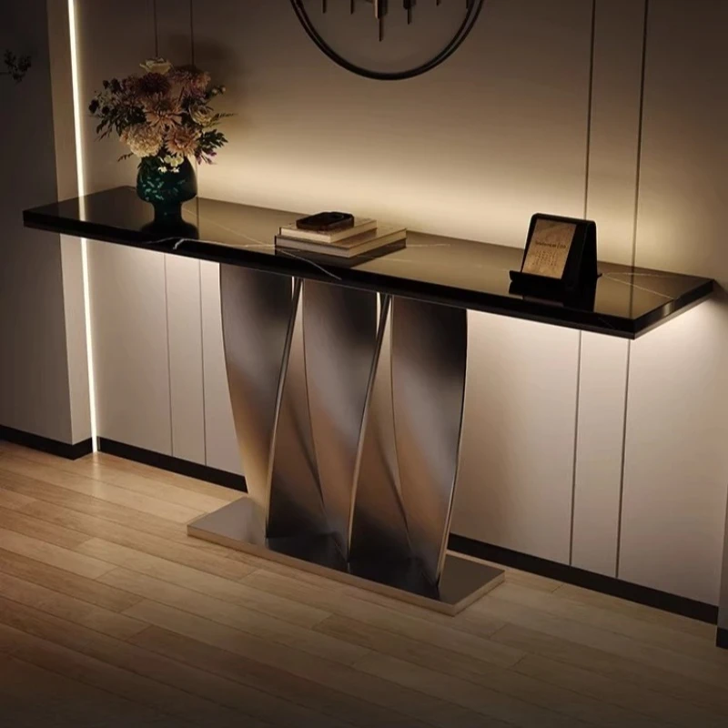 

Входная группа, ультраузкий лобби отеля класса люкс, коридор, несколько мраморных приставных столиков у входа.