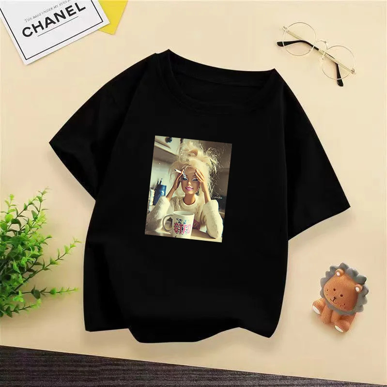 

Свежий и энергичный стиль: детская футболка светло-голубого цвета с игривым ретро-принтом – яркий, привлекательный летний образ.