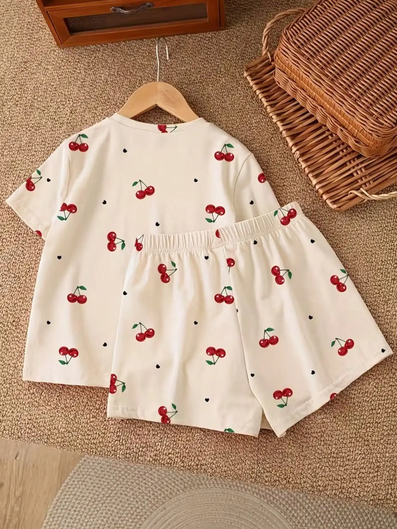 Kinder-Kleidungsset mit Kirschmuster, Rundhals-Kurzarm-T-Shirt mit Shorts mit elastischem Bund – süßes Kinder-Outfit – Detail 4