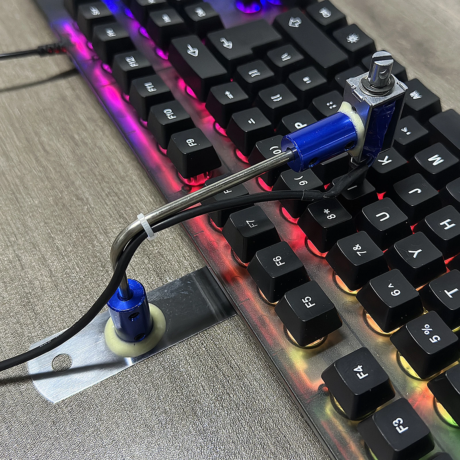 

Автоматический клавиатурный кликер компьютера, случайный 1-30S, игровой помощник, противоударный клавиатурный кликер с зарядным кабелем питания