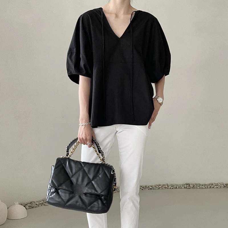 قميص نسائي بأكمام فقاعية، تصميم بدون ظهر، صيفي، نمط جديد، فضفاض، رقبة على شكل حرف V، بأزرار، وأكمام قصيرة، على الطراز الكوري