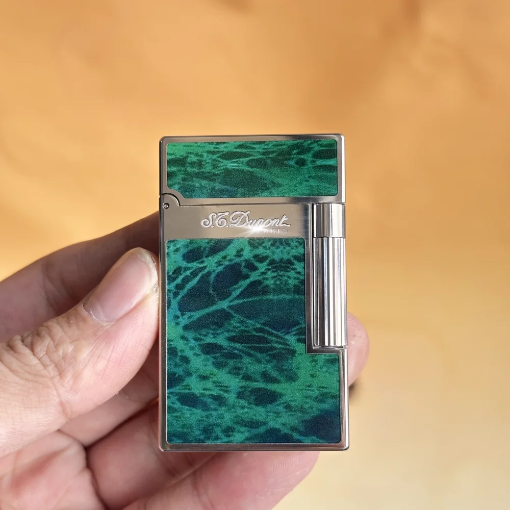 Dupont lighter  Een luxe merk-aansteker, een klassiek design, perfect als cadeau voor mannen, en inclusief een set op maat gemaakte accessoires. Dupont  Logo