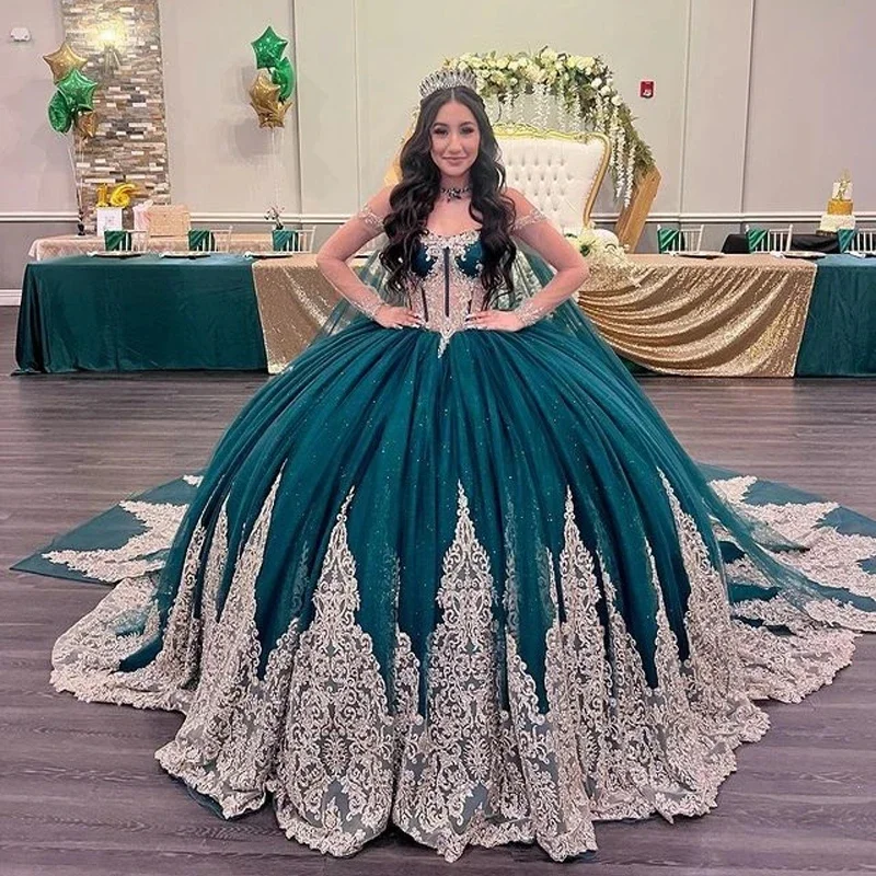 

Изумрудно-зеленые платья Quinceanera, бальное платье с открытыми плечами и накидкой из тюля, аппликации, пышные милые платья 16,